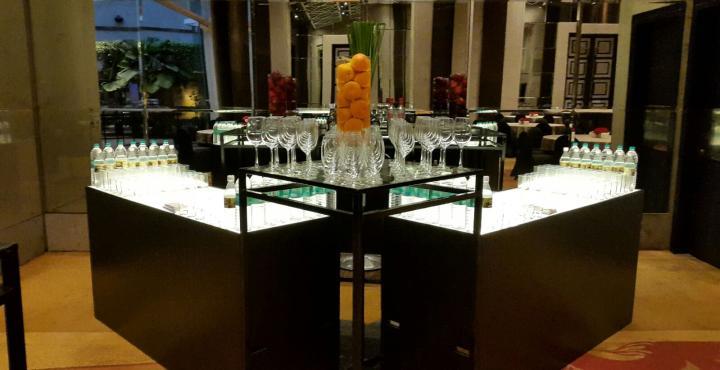 Hotel Hyatt Regency Mumbai International Airport Exterior foto The bar at the lobby
