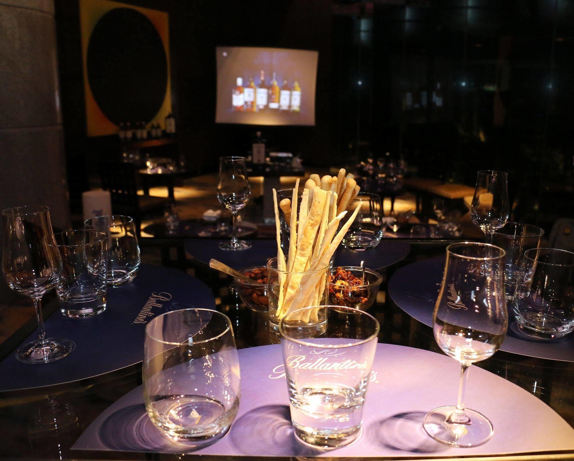 Hotel Hyatt Regency Mumbai International Airport Exterior foto A blind tasting session